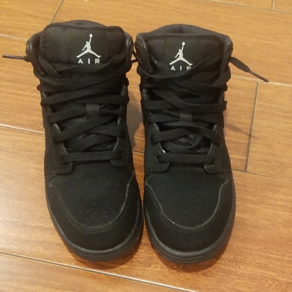 Air Jordan 1 mid retro basketball shoes - Picture 2 of 4
